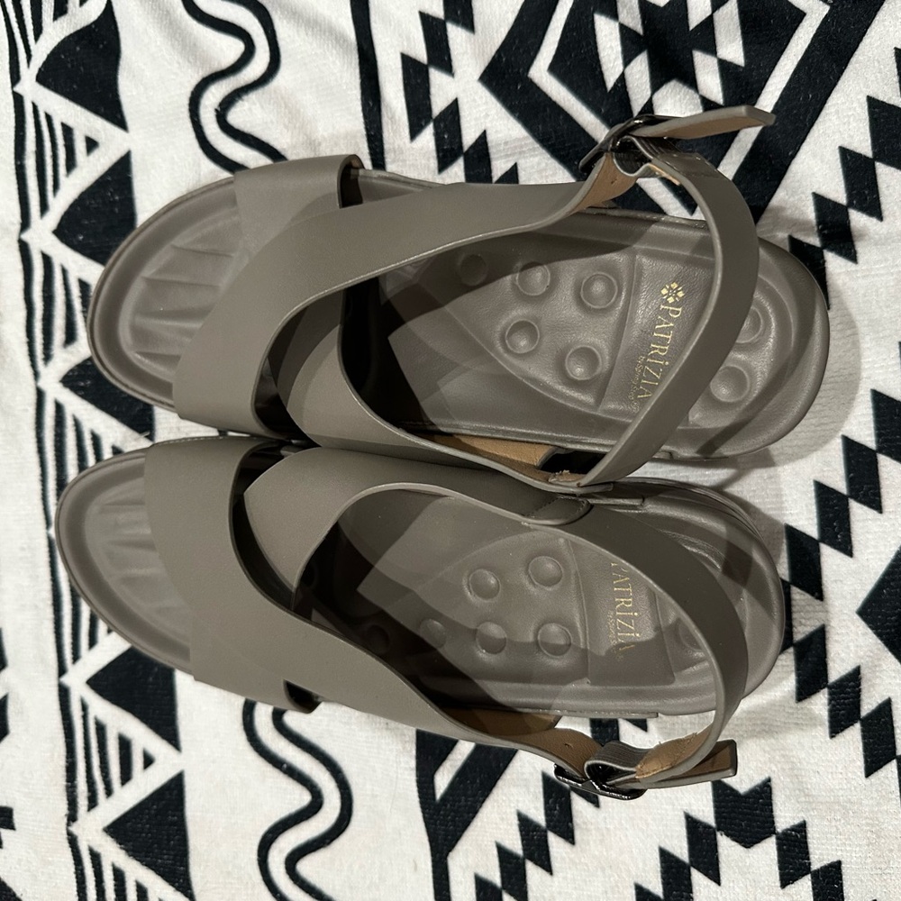 Women's Sandals - Taupe